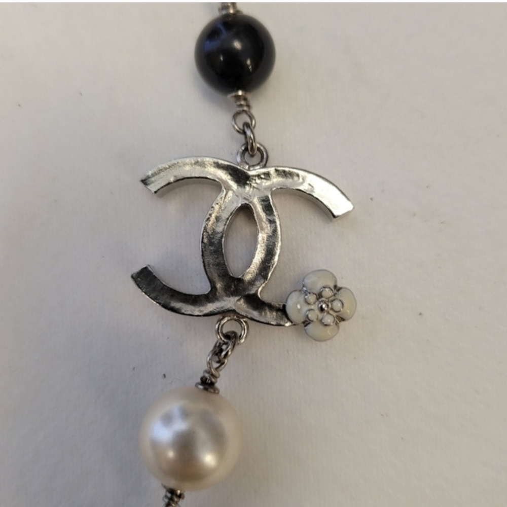 CHANEL Black and Cream Pearl Necklace - Picture 5 of 12